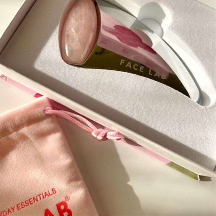 FACELAB GUA SHA 2 EN 1 EN ACIER INOXYDABLE ET ROLLER EN QUARTZ ROSE